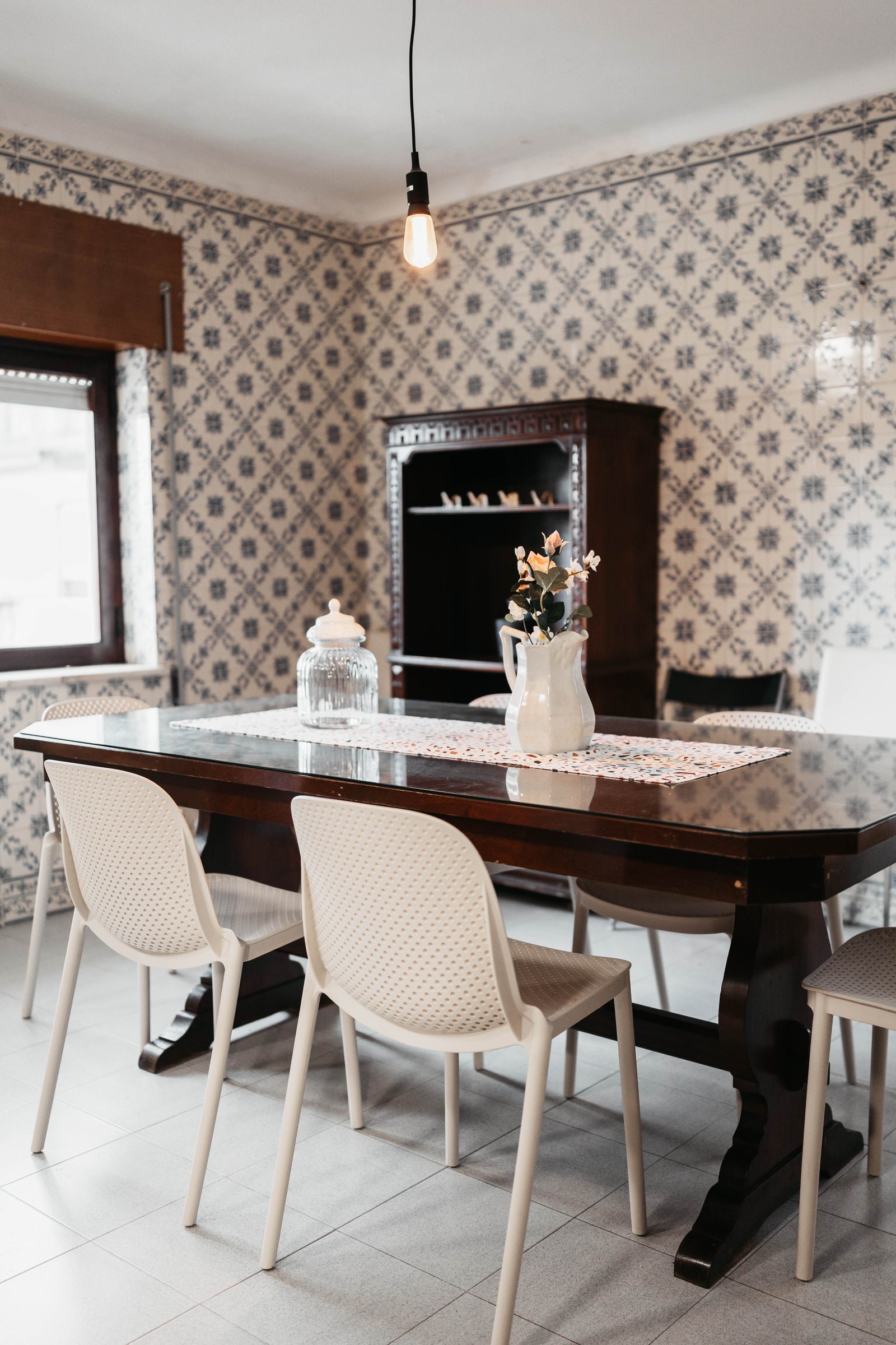 Sala de jantar da Aurega, mesa de madeira e azulejos